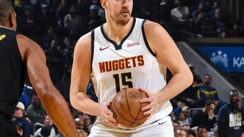 足坛血案惊悚！西蒙斯真诚致歉：范戴克尊位无损，绝无恶意伤害之心